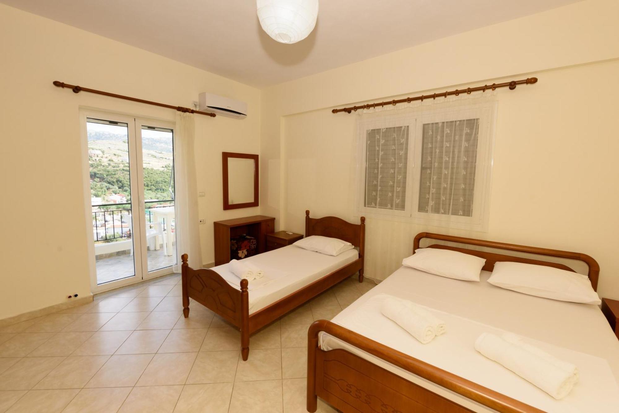 Vasili'S Family Apartments Himare Eksteriør bilde