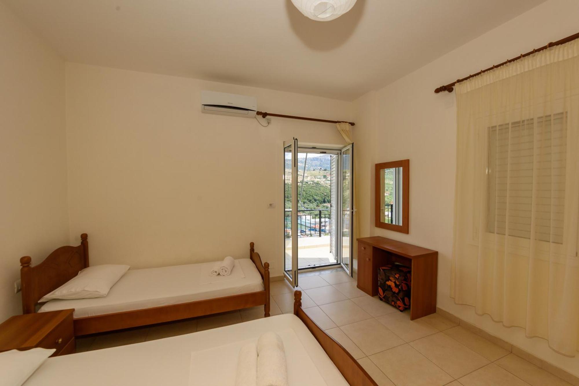Vasili'S Family Apartments Himare Eksteriør bilde