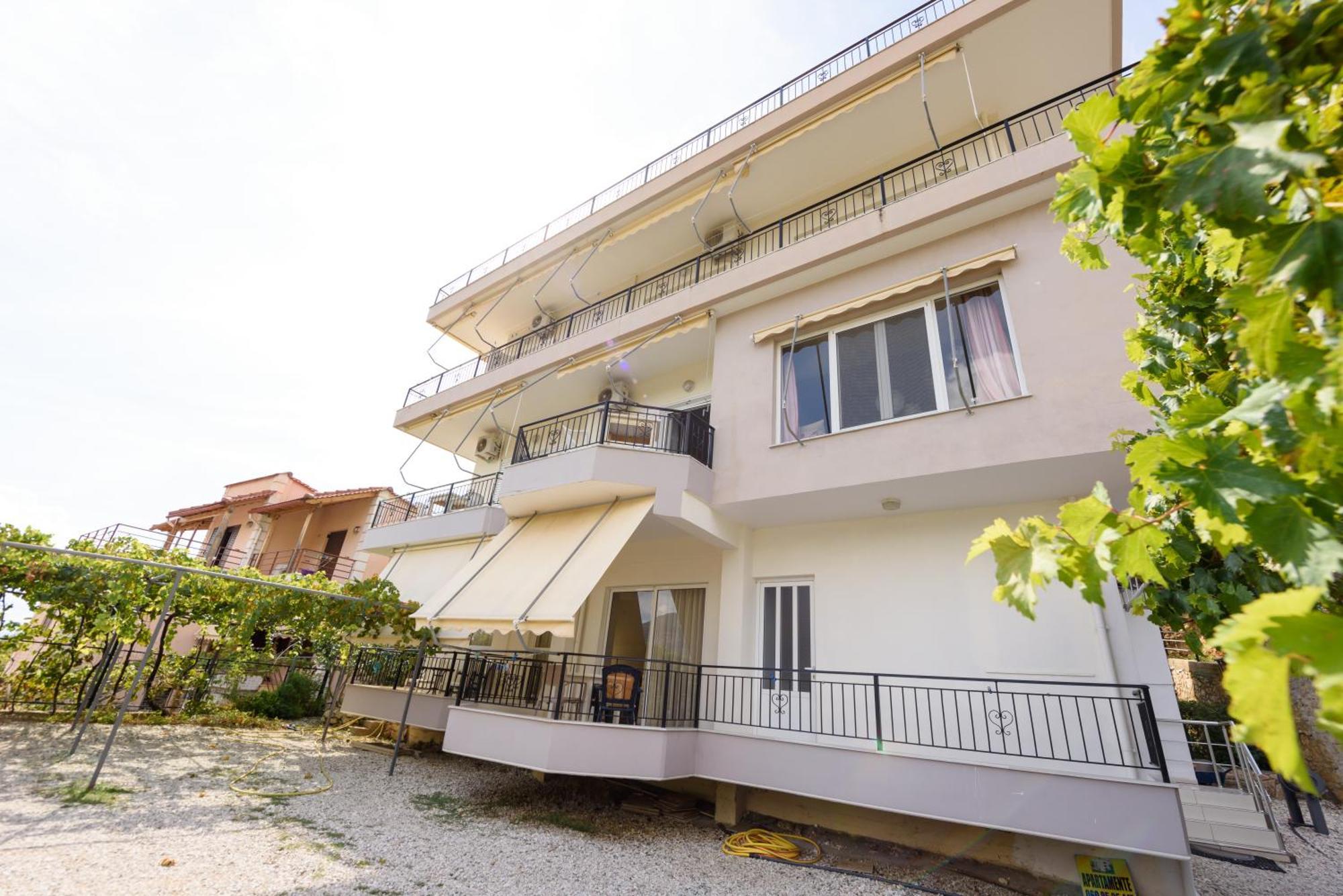 Vasili'S Family Apartments Himare Eksteriør bilde